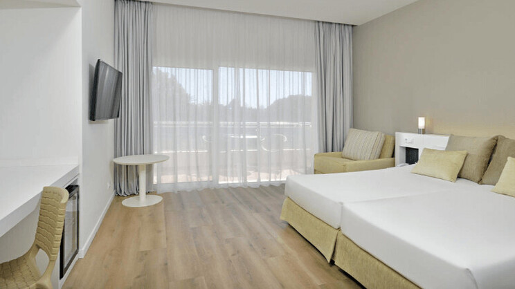 Sol Room with Garden View